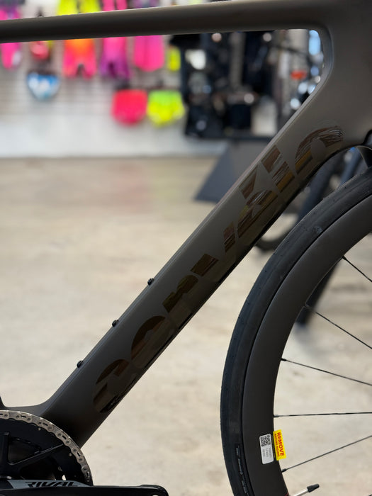 Aero road bicycle with carbon wheelset for fast rides