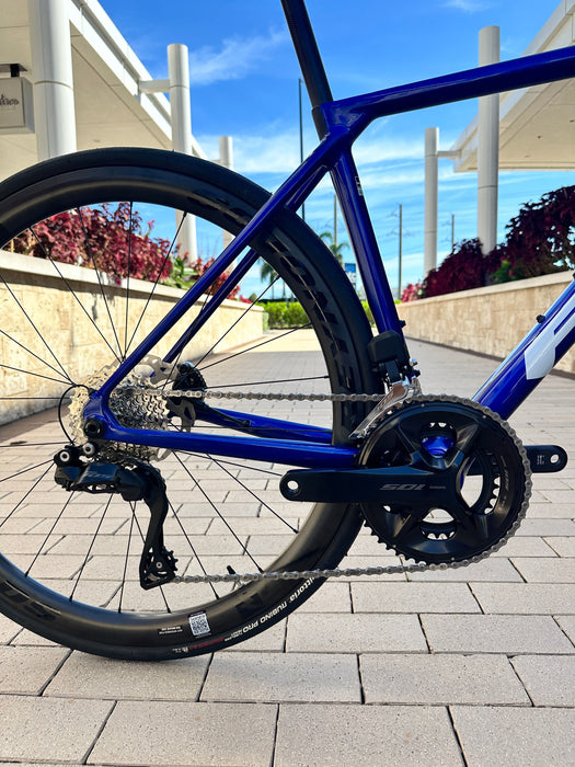 Drivetrain of Felt FR Advanced 105 Di2 road bike in blue